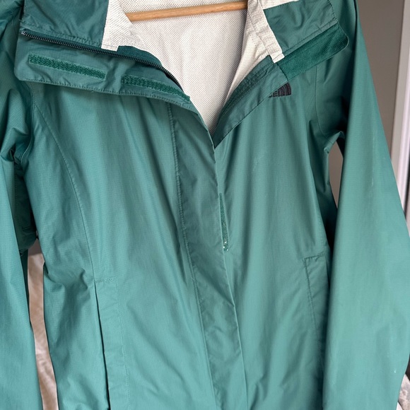 The North Face women’s windbreaker in green - Picture 4 of 9